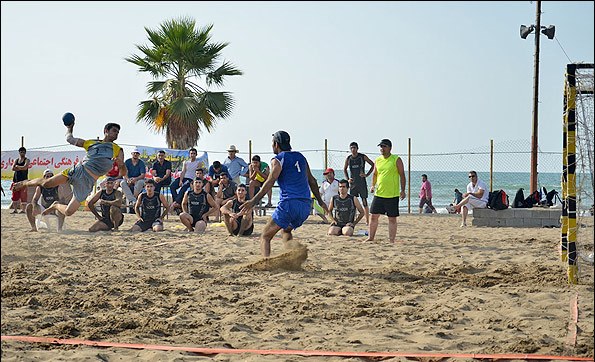 خانواده در حال استفاده از تخفيف هاي تفريحي قشم