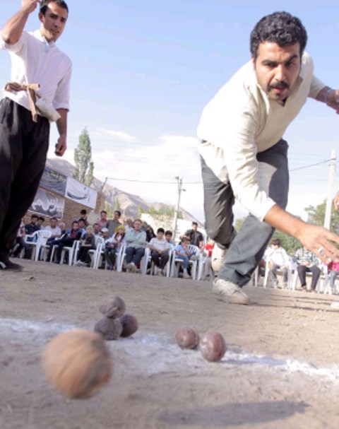 گروهي از گردشگران در حال بازي گروهي در ساحل قشم