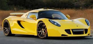 ماشين در جاده هاي قشم