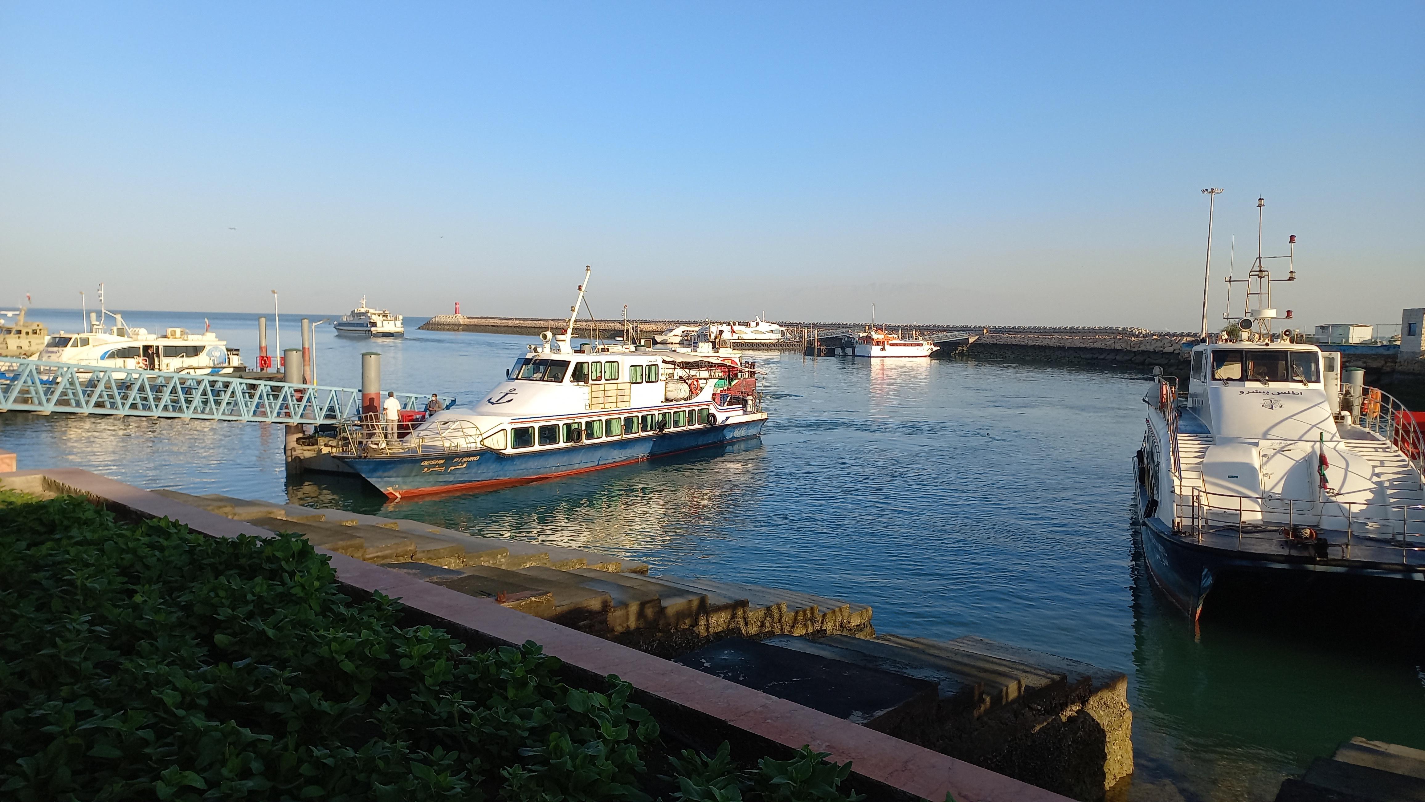 نمایی از اسکله شهید ذاکری قشم