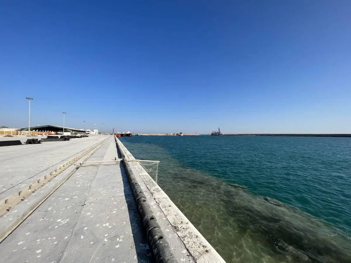 نمایی از اسکله بهمن و فعالیت کشتی های تجاری در قشم