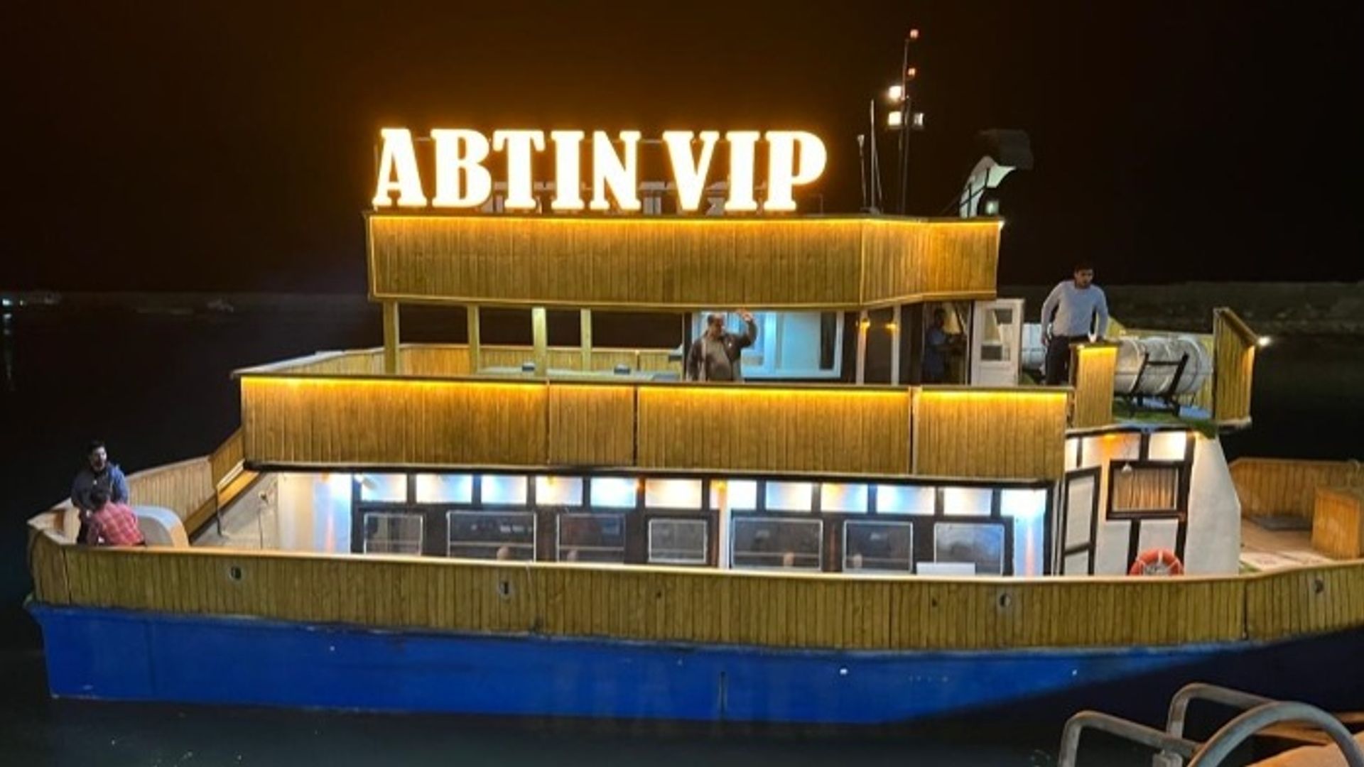 کشتی آبتین قشم با سالن‌های مجهز و نورپردازی