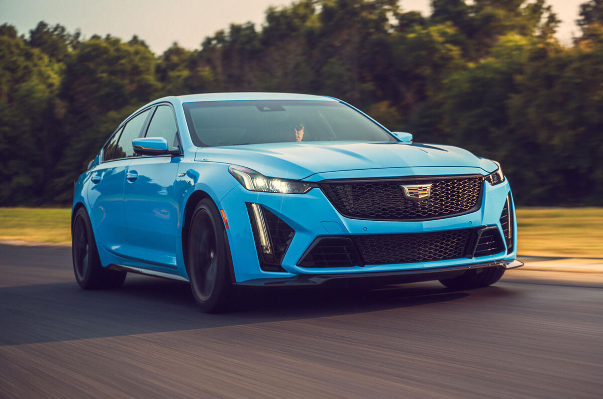 کادیلاک CT5-V Blackwing در حال حرکت جلو