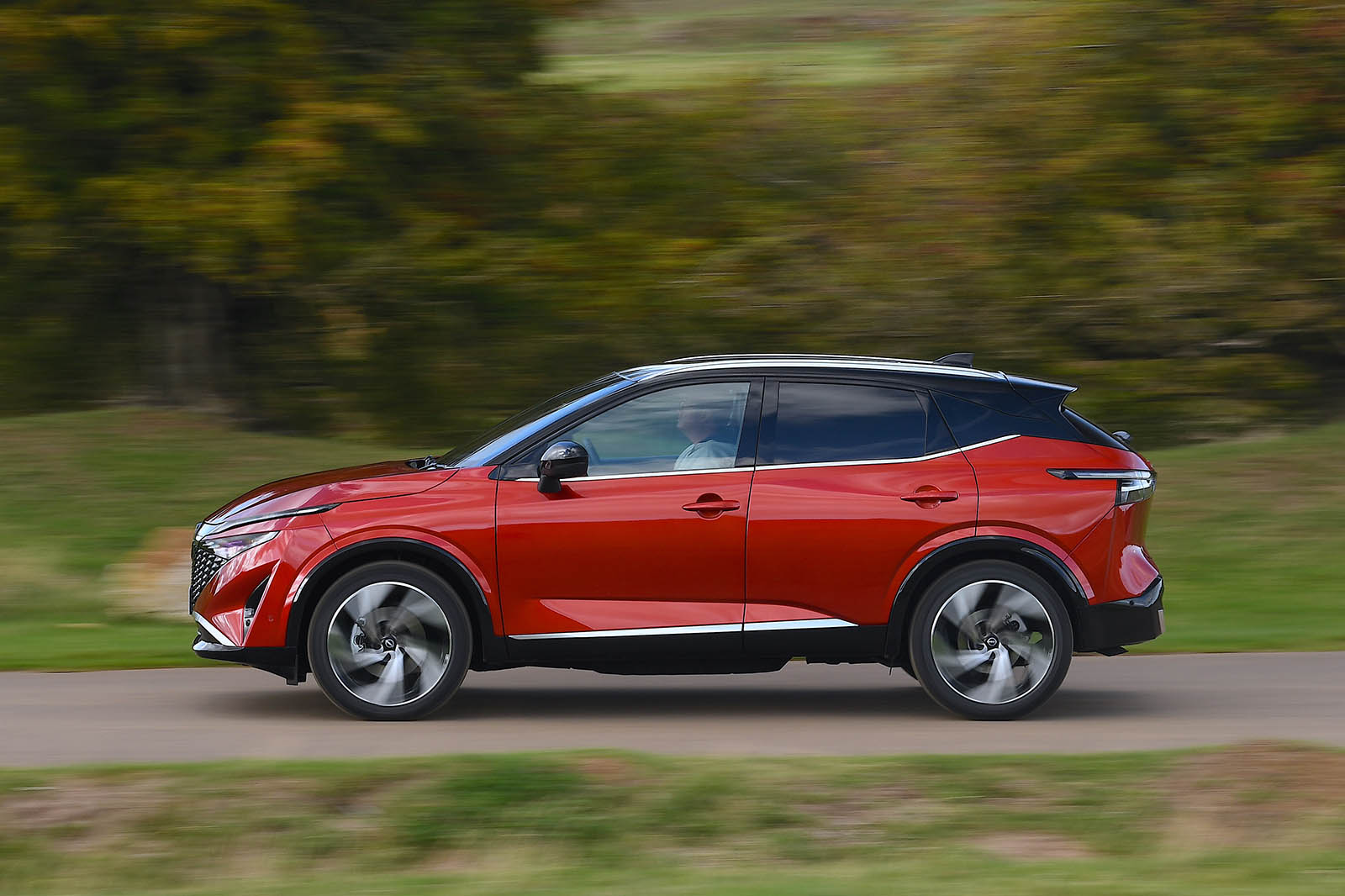 Nissan Qashqai e Power review 2025 02 panning
