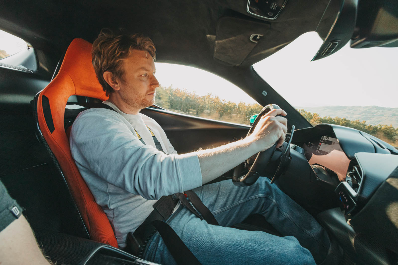 فراری ۲۹۶ اسپشیاله ۲۰۲۵ در حال رانندگی