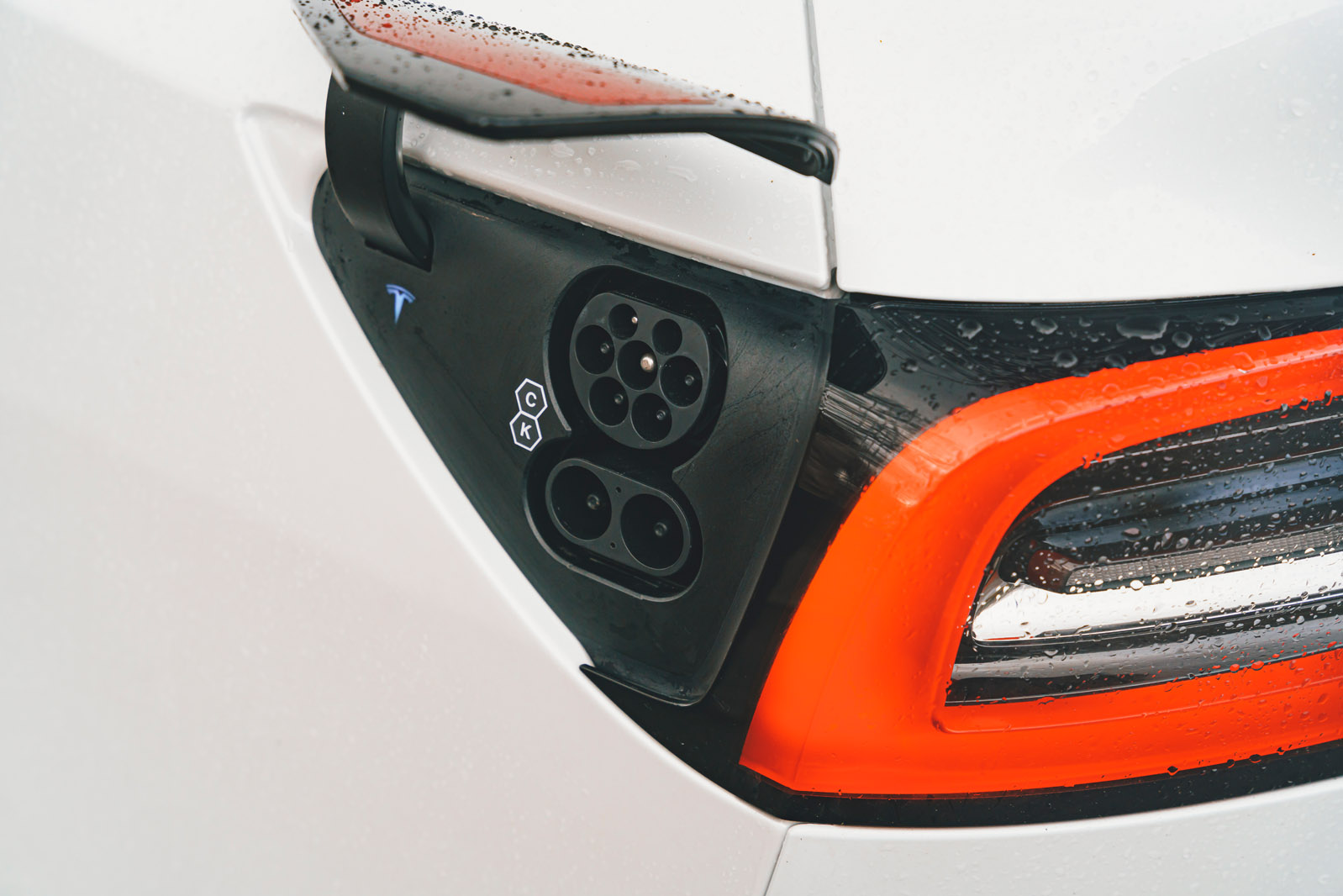 درگاه شارژ تسلا مدل Y