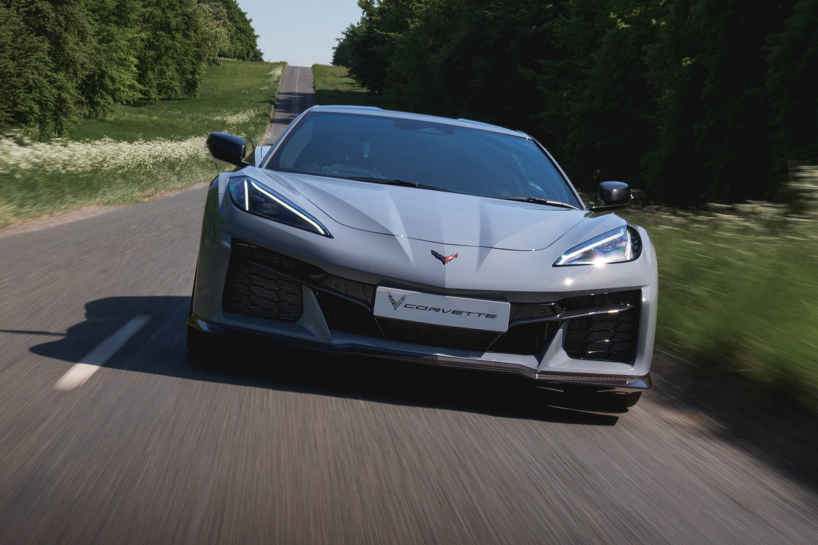 پايداري کوروت E-Ray در پيچ هاي جاده بريتانيا