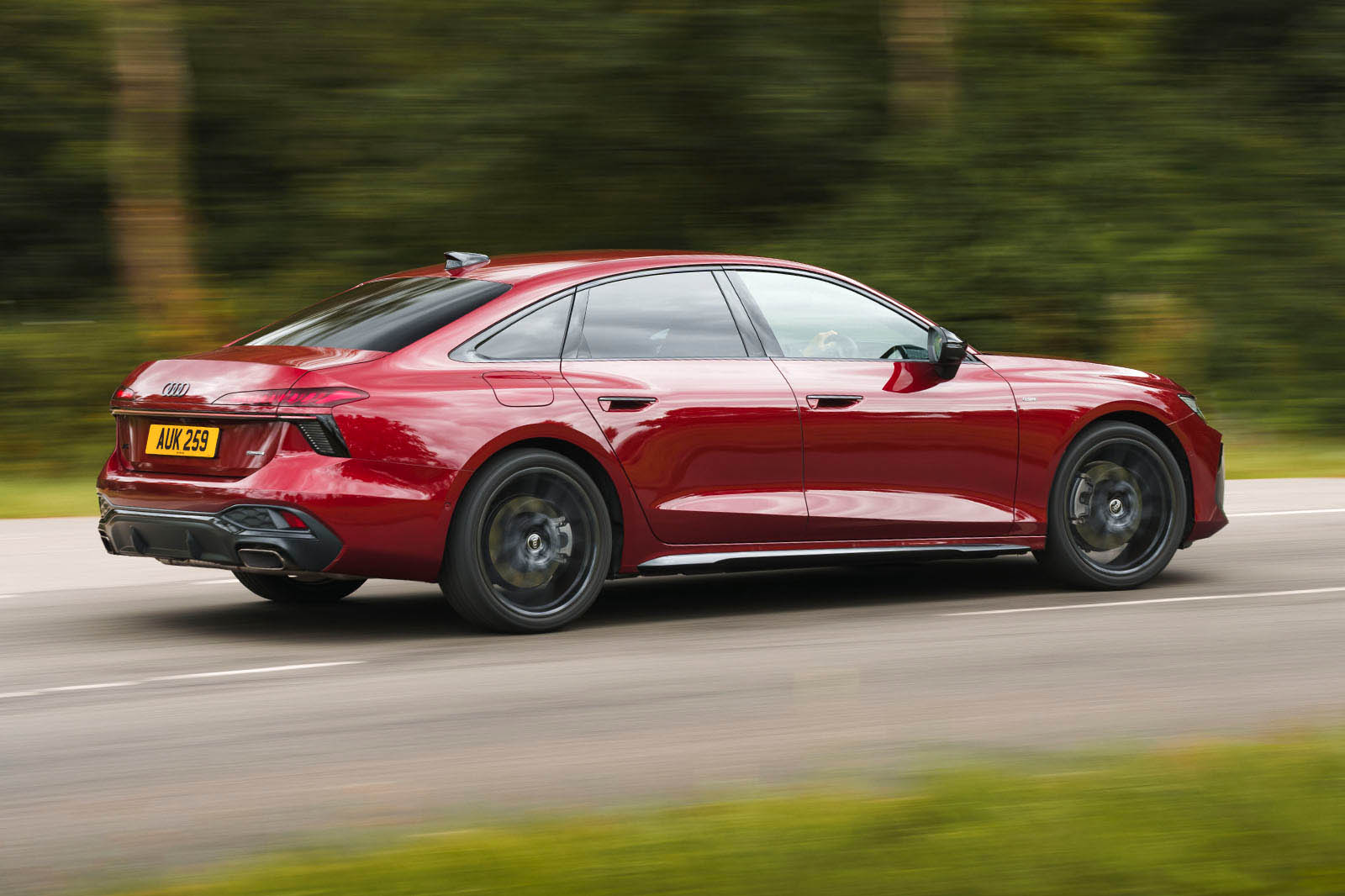 پیچیدن آئودی A6 2025 از نمای عقب