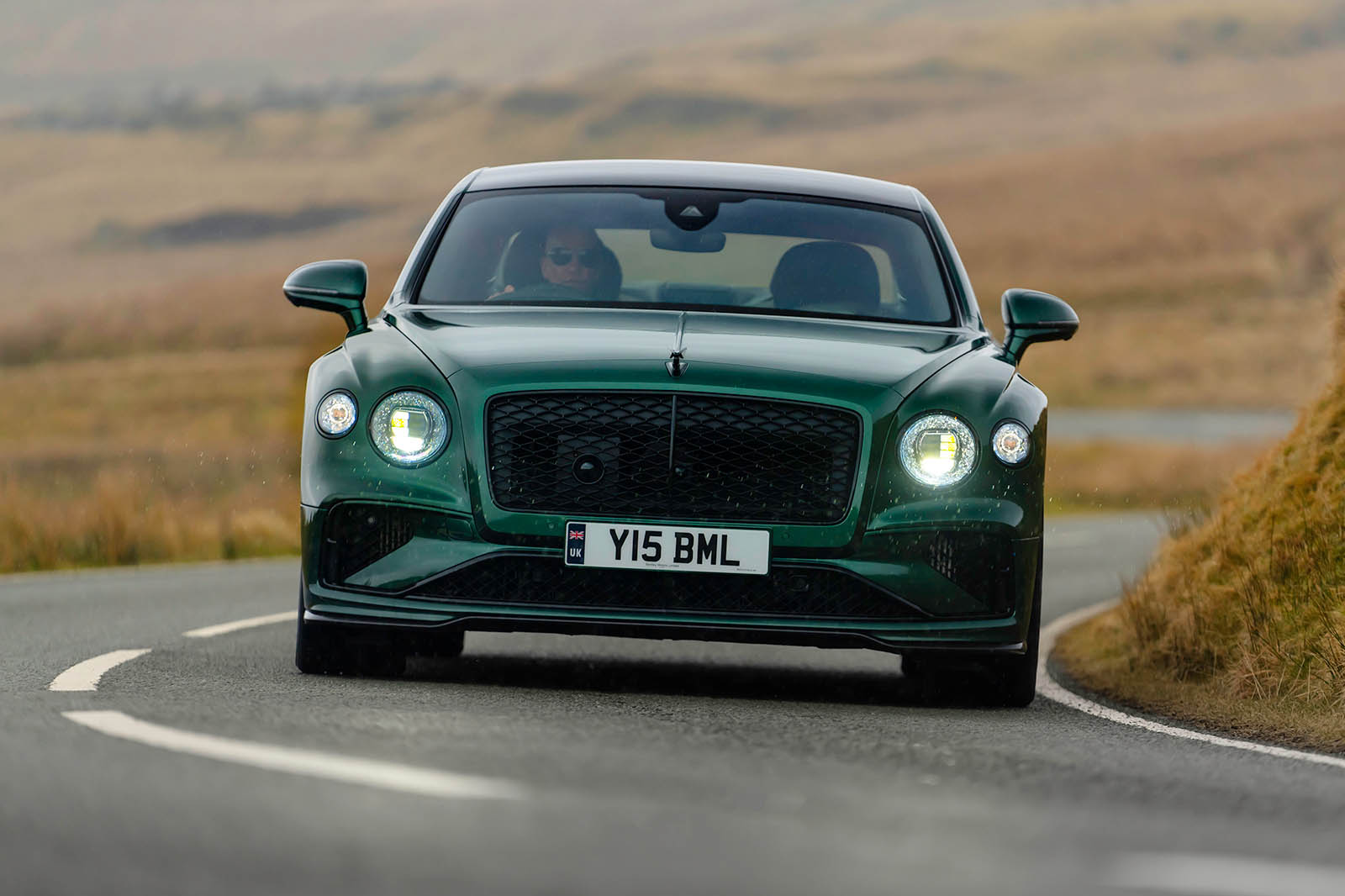 فلایینگ اسپار اسپید در پیچ جاده کوهستانی