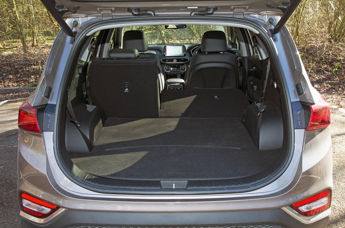 فضای صندوق و دهانه بزرگ بارگیری سانتافه