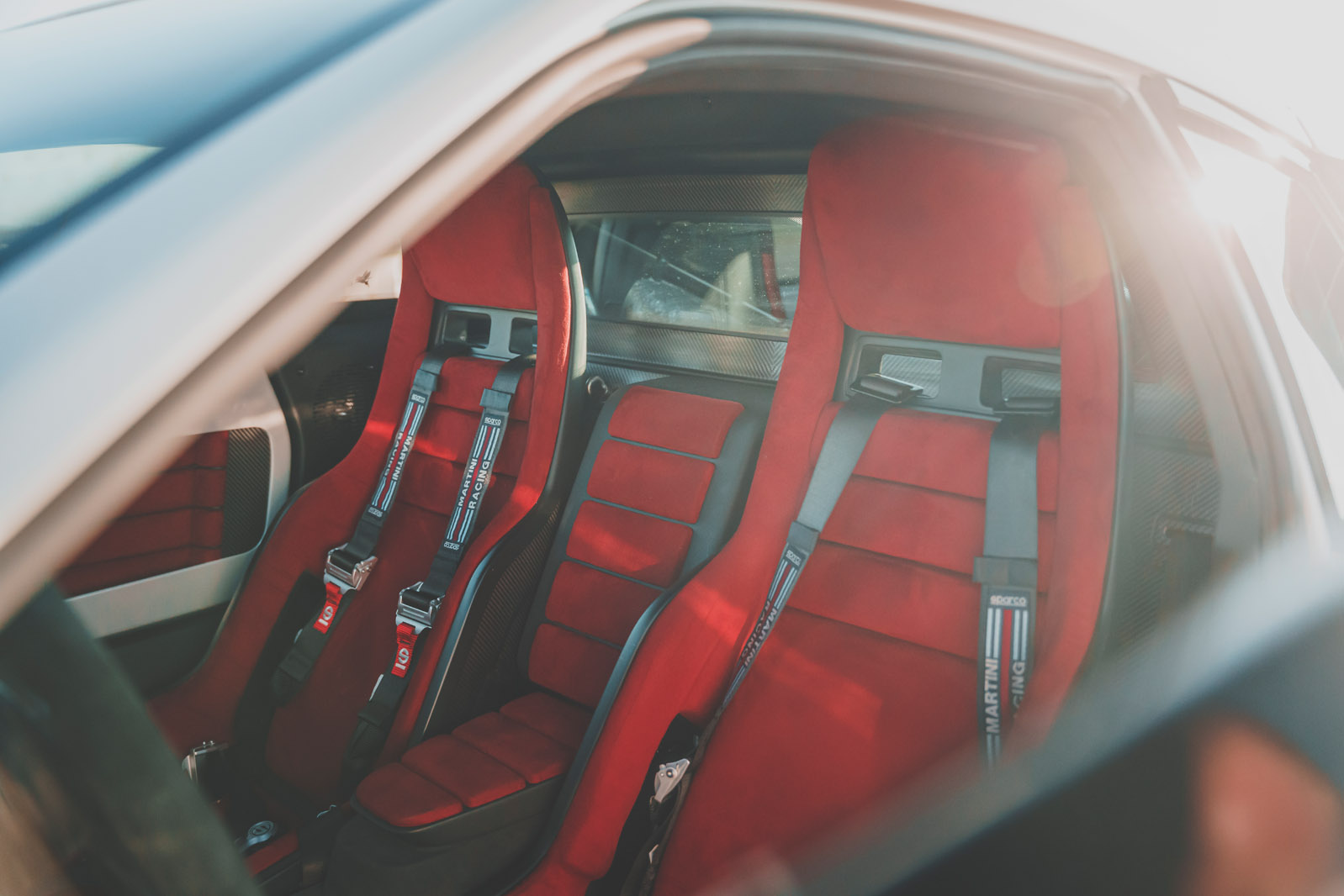 صندلی های اسپرت و تریم آلکانترا در Evo37