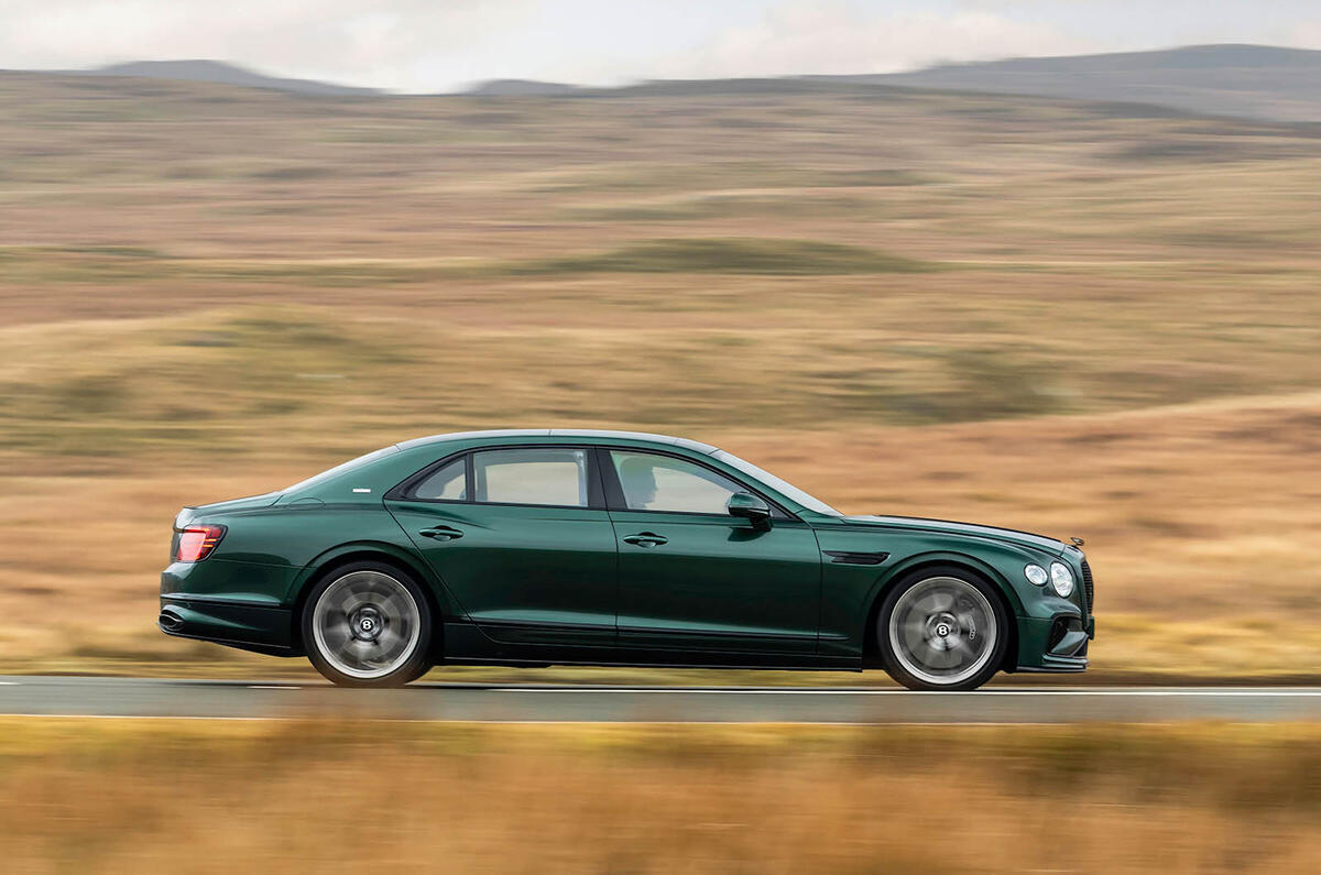 نمای سه رخ عقب بنتلی فلایینگ اسپار اسپید