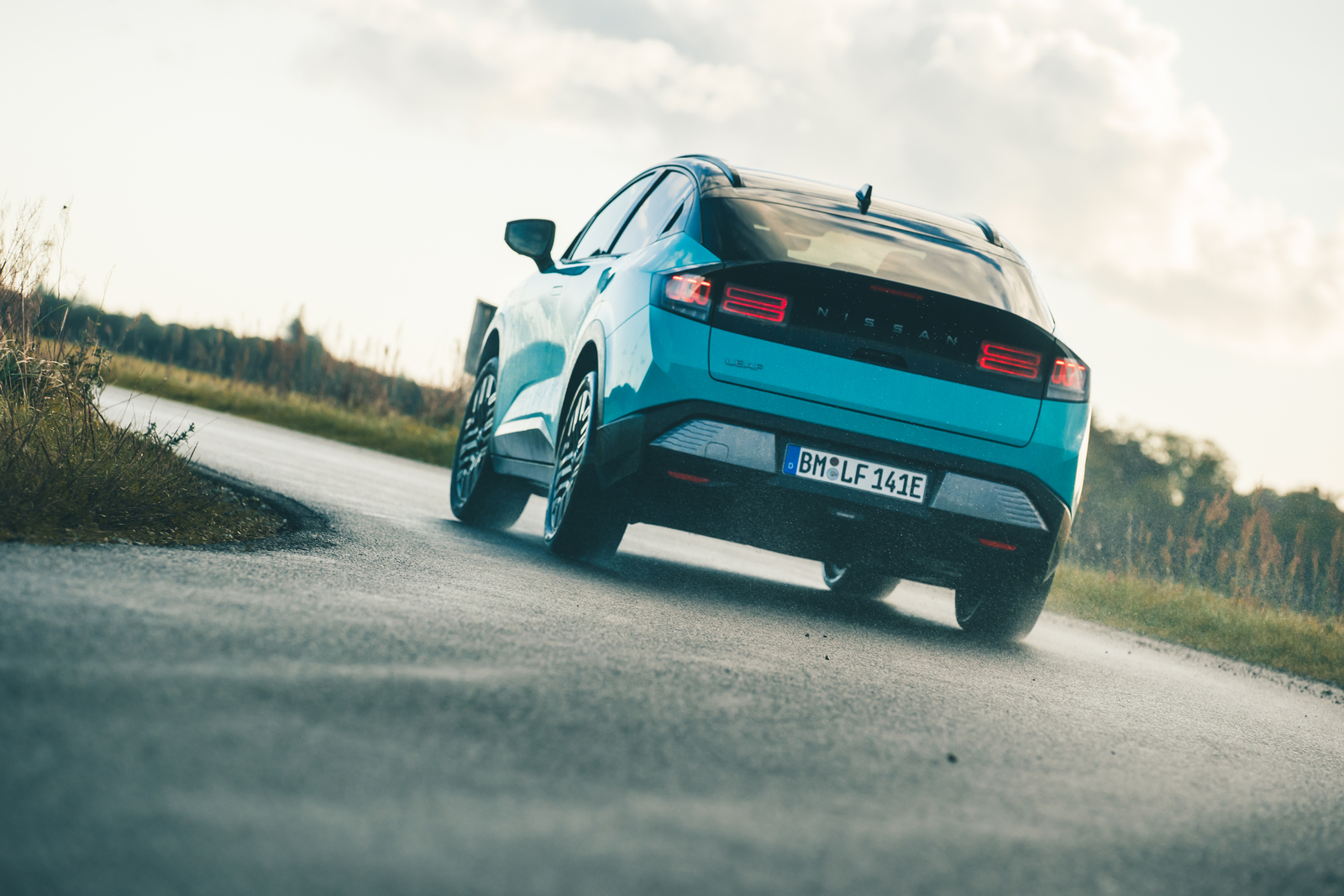 لیف 2025 در پیچ با زاویه بدنه