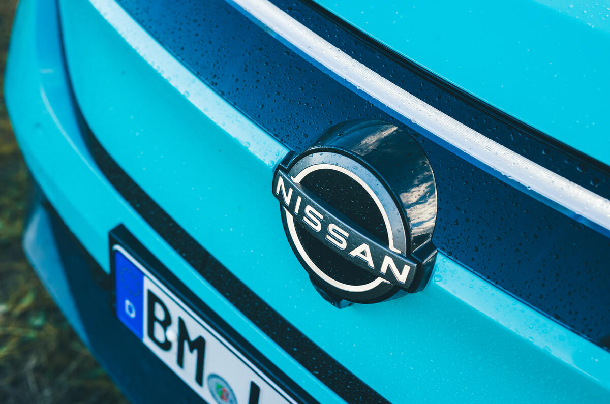 نمای روبرو و امضای نوری نیسان لیف 2025