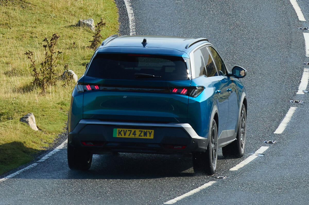 پژو e-5008 در حال حرکت از پشت