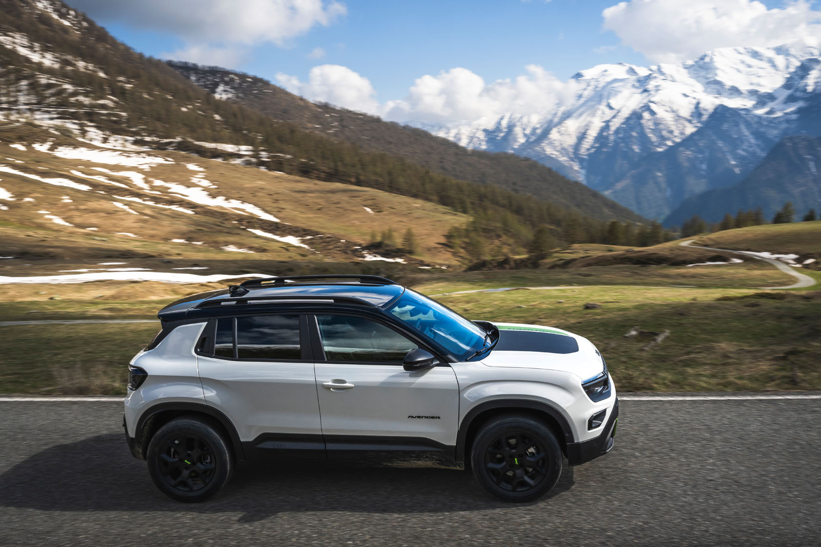 نمای پانورامیک جیپ اونجر 4xe در طبیعت