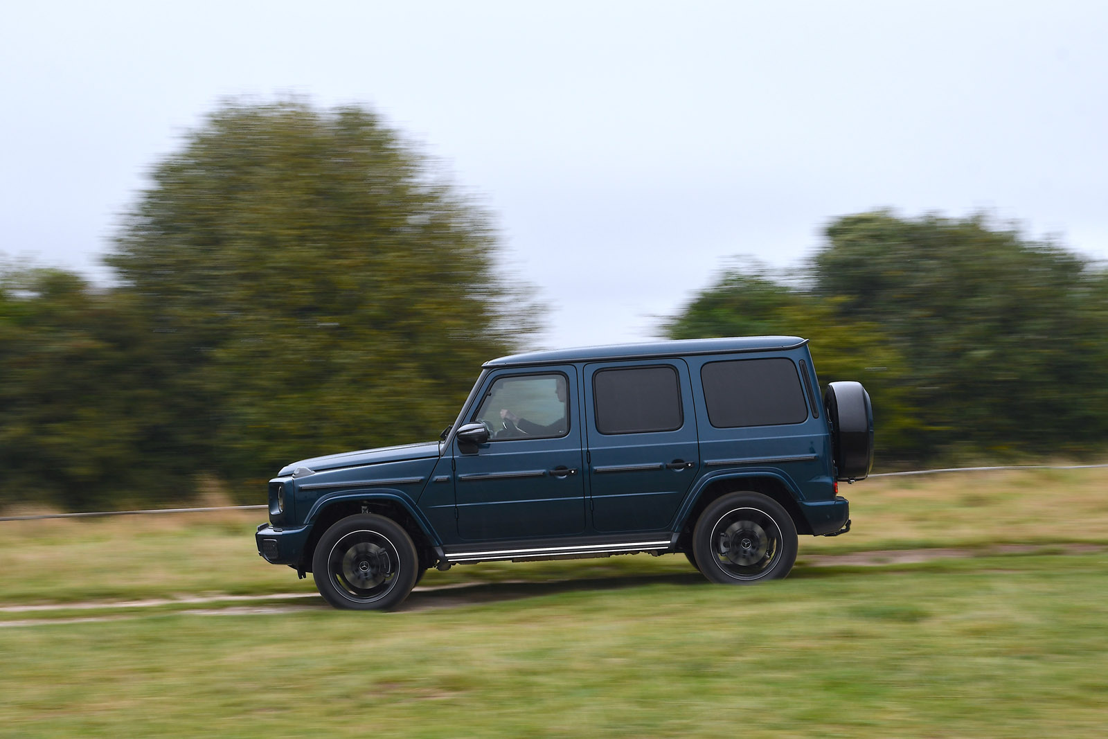 مرسدس G500 نمای جانبی در جاده خاکی