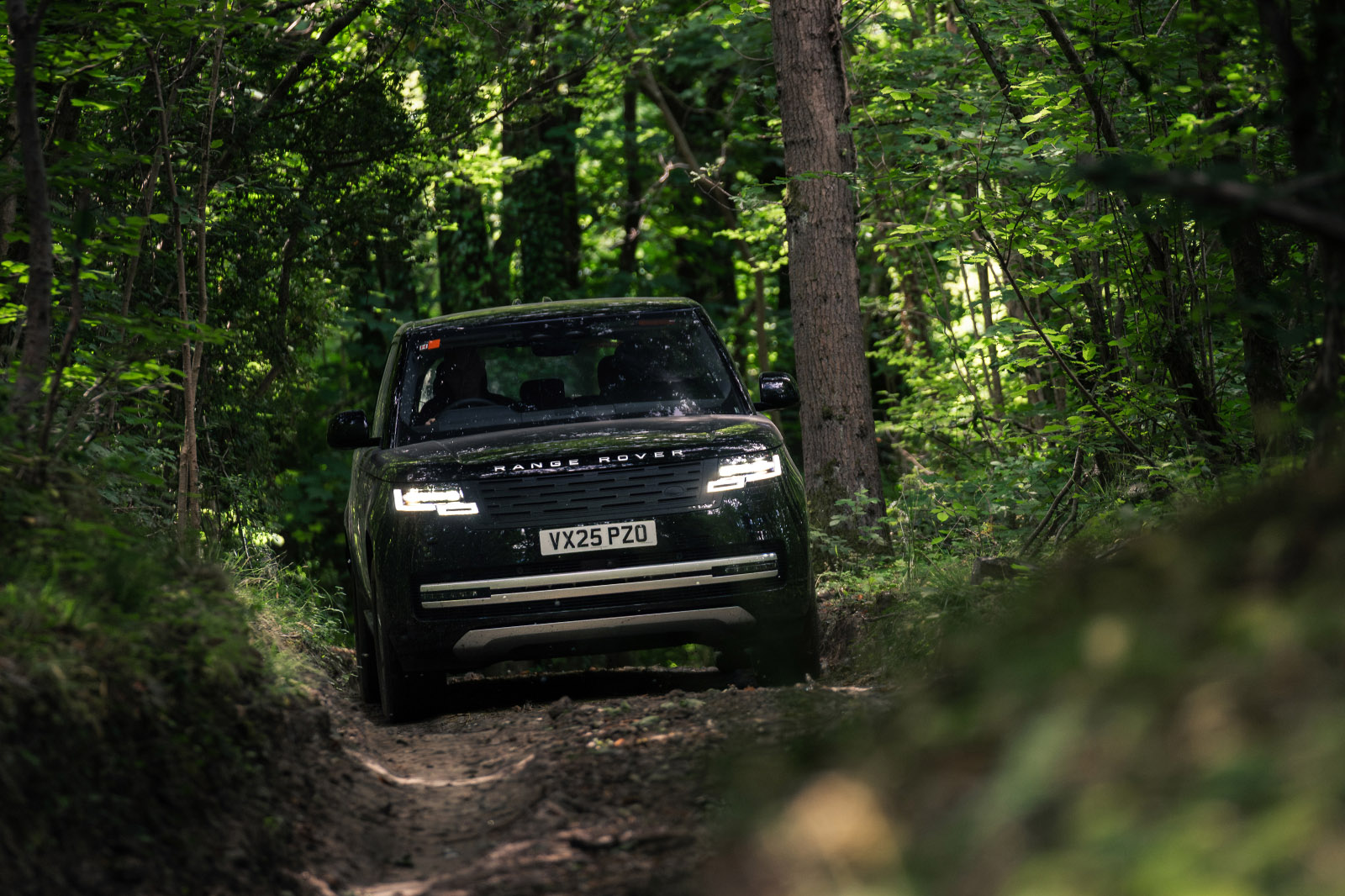 جزئیات محور و موتور های برقی رنج روور