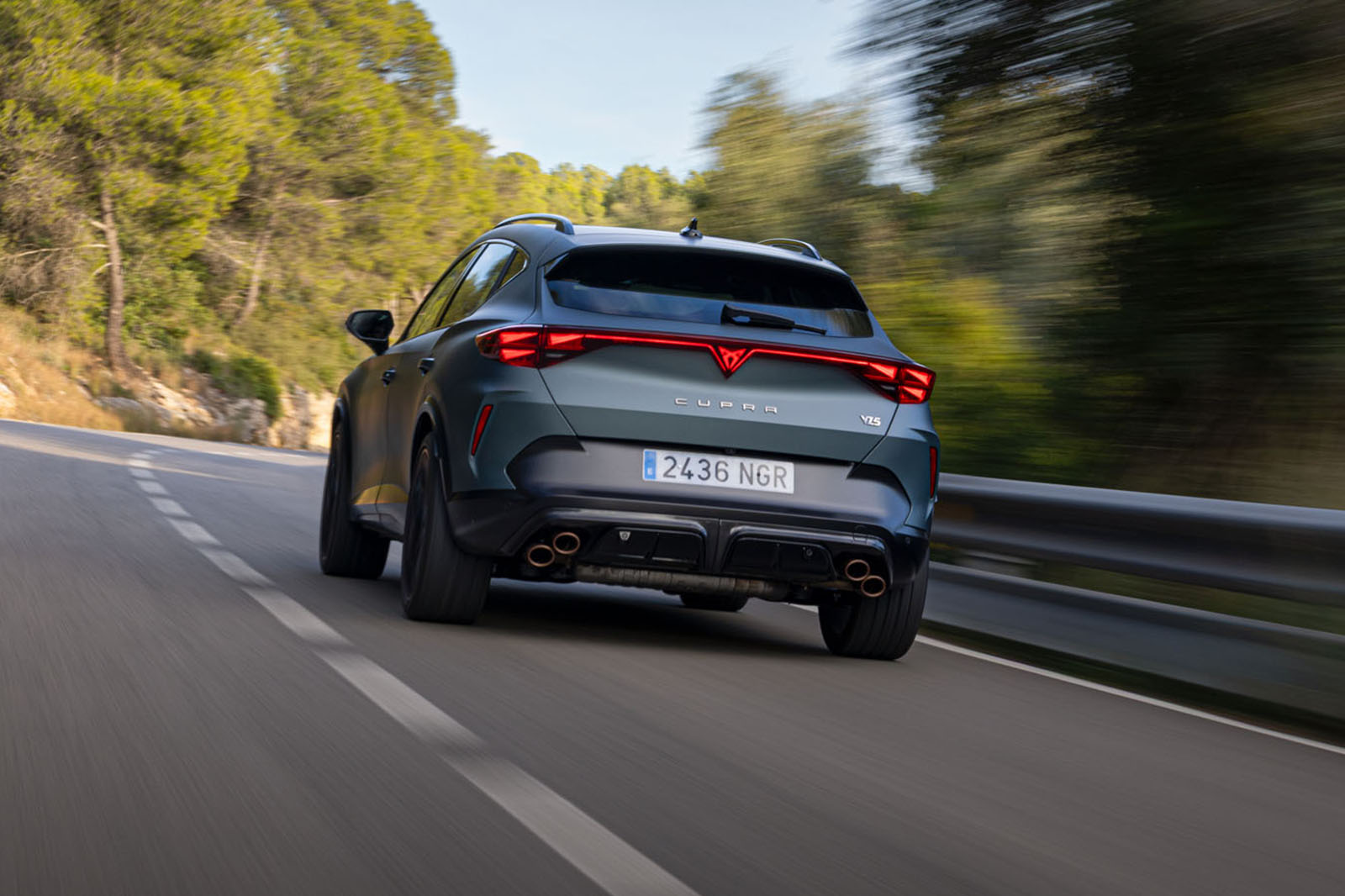 نمای عقب کوپرا فورمنتور VZ5 با چهار خروجی اگزوز مورب