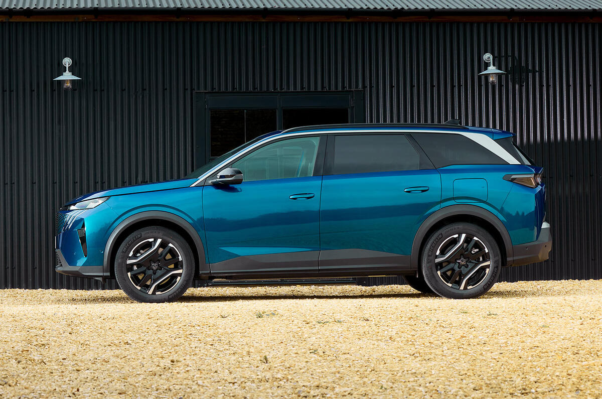 پژو e-5008 نمای جانبی