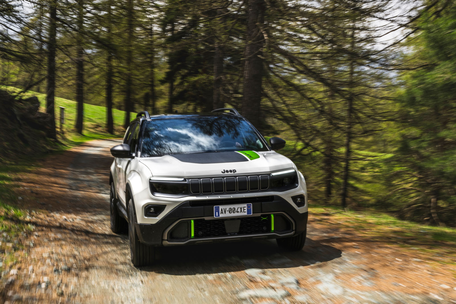 حرکت آفرودی جیپ اونجر 4xe در مسیر ناهموار