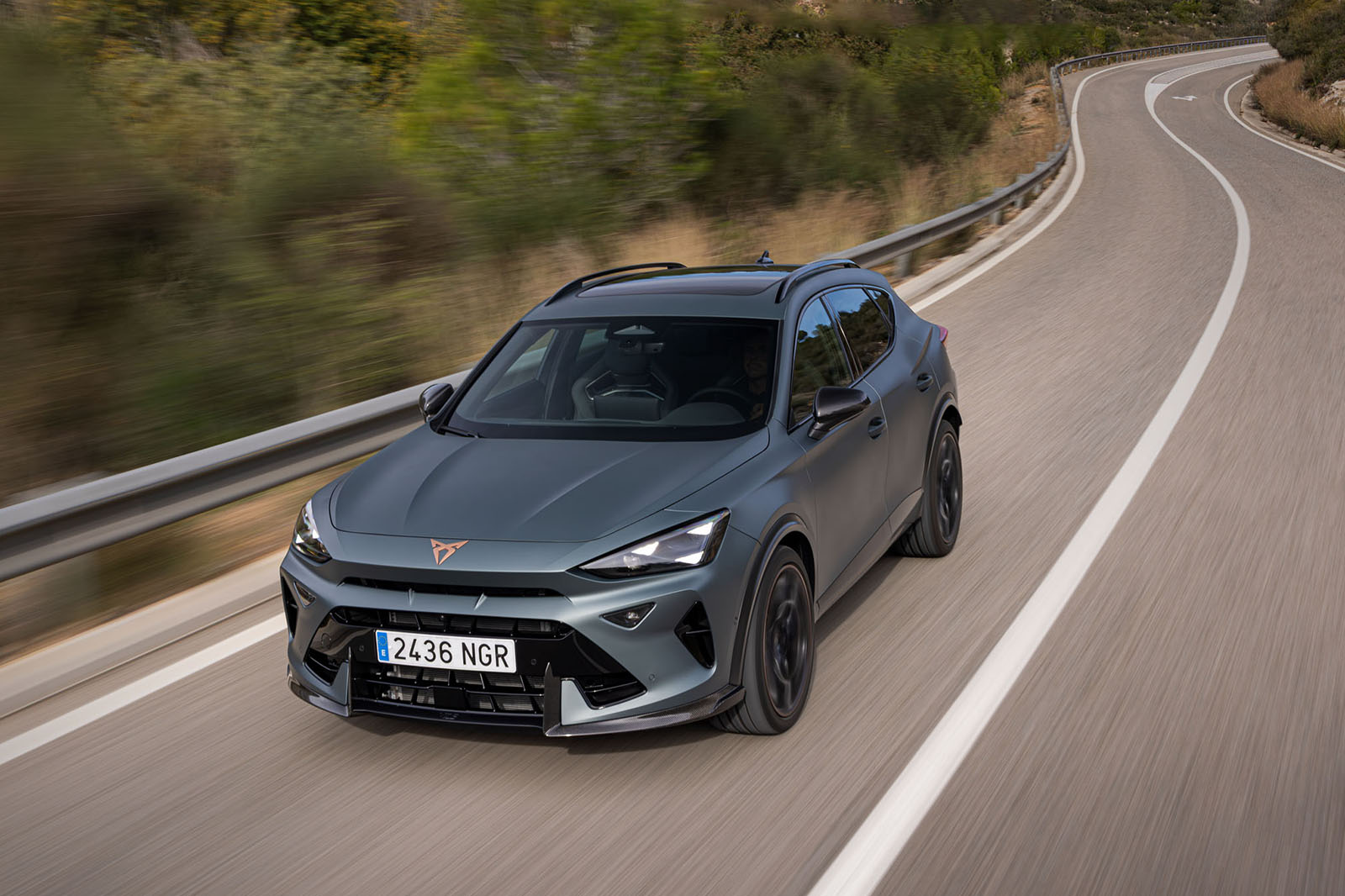 کوپرا فورمنتور VZ5 در پیچ جاده کوهستانی