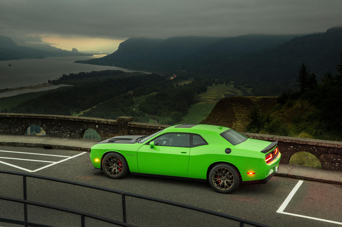 نمای جانبی چلنجر SRT هلهکت روی آسفالت