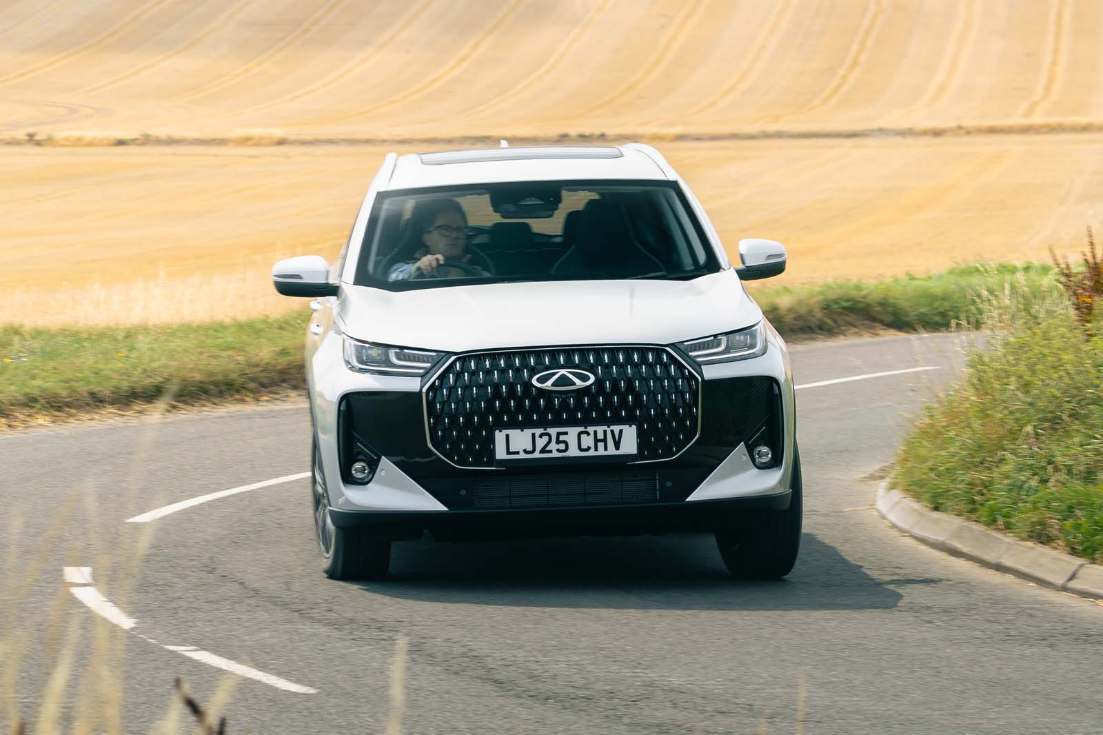 چری تیگو 7 در حال عبور از ناهمواري