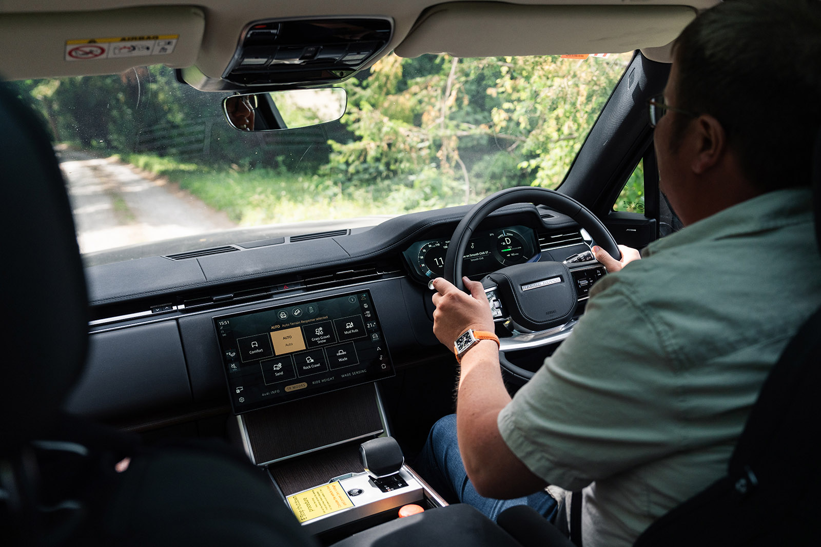 کابین رنج روور الکتریک با متریال لوکس