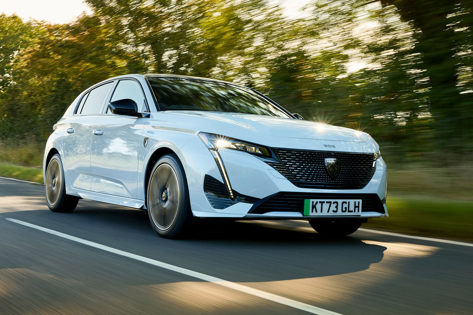 پژو e-308 در حال حرکت از نمای جلو سه‌چهارم