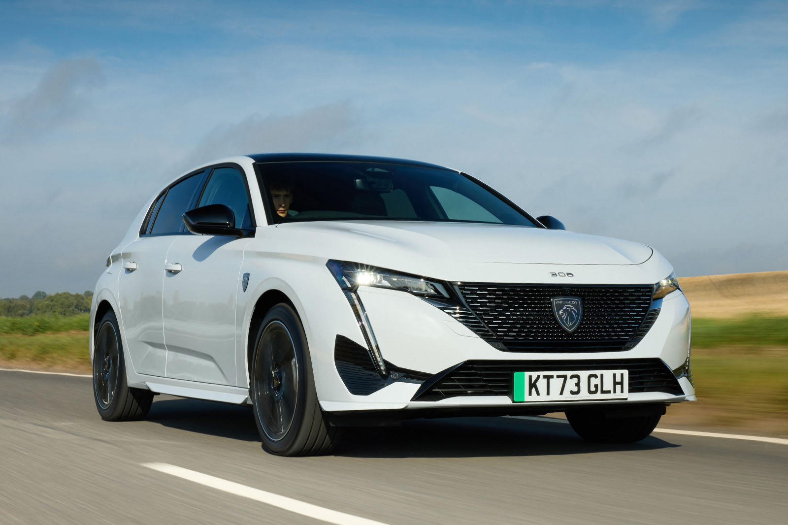 پژو e-308 در جاده کوهستانی