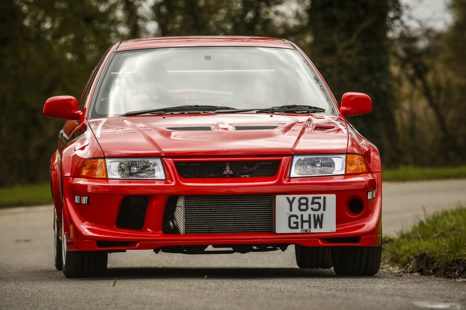 میتسوبیشی لنسر اوولوشن VI در جاده با پس‌زمینه کوهستانی