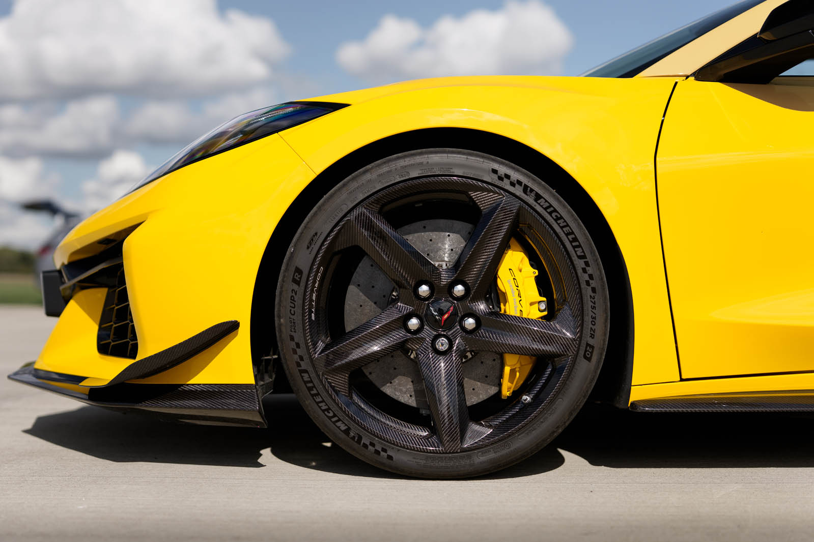 کوروت Z06 در جاده کوهستانی با نمای جانبی