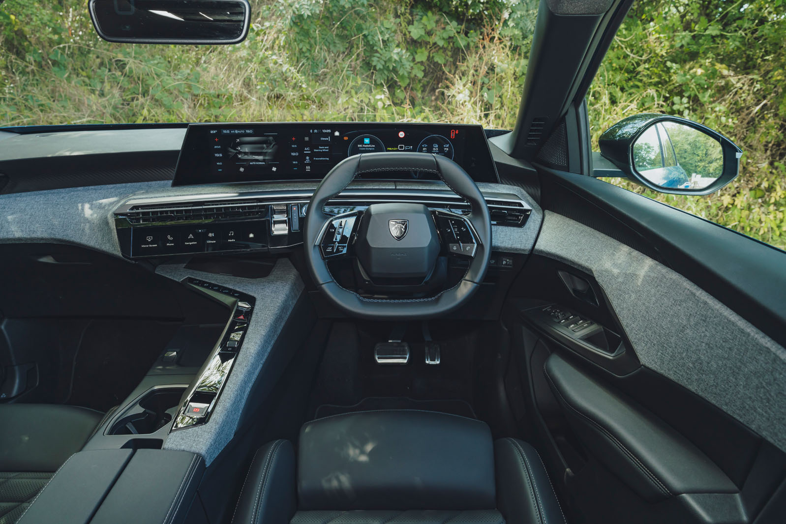 داشبورد و نمایشگر خمیده 21 اینچی پژو e-3008