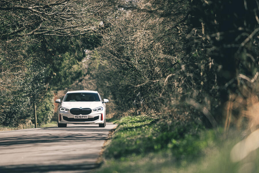 بی‌ام‌و 128ti در حال حرکت در جاده