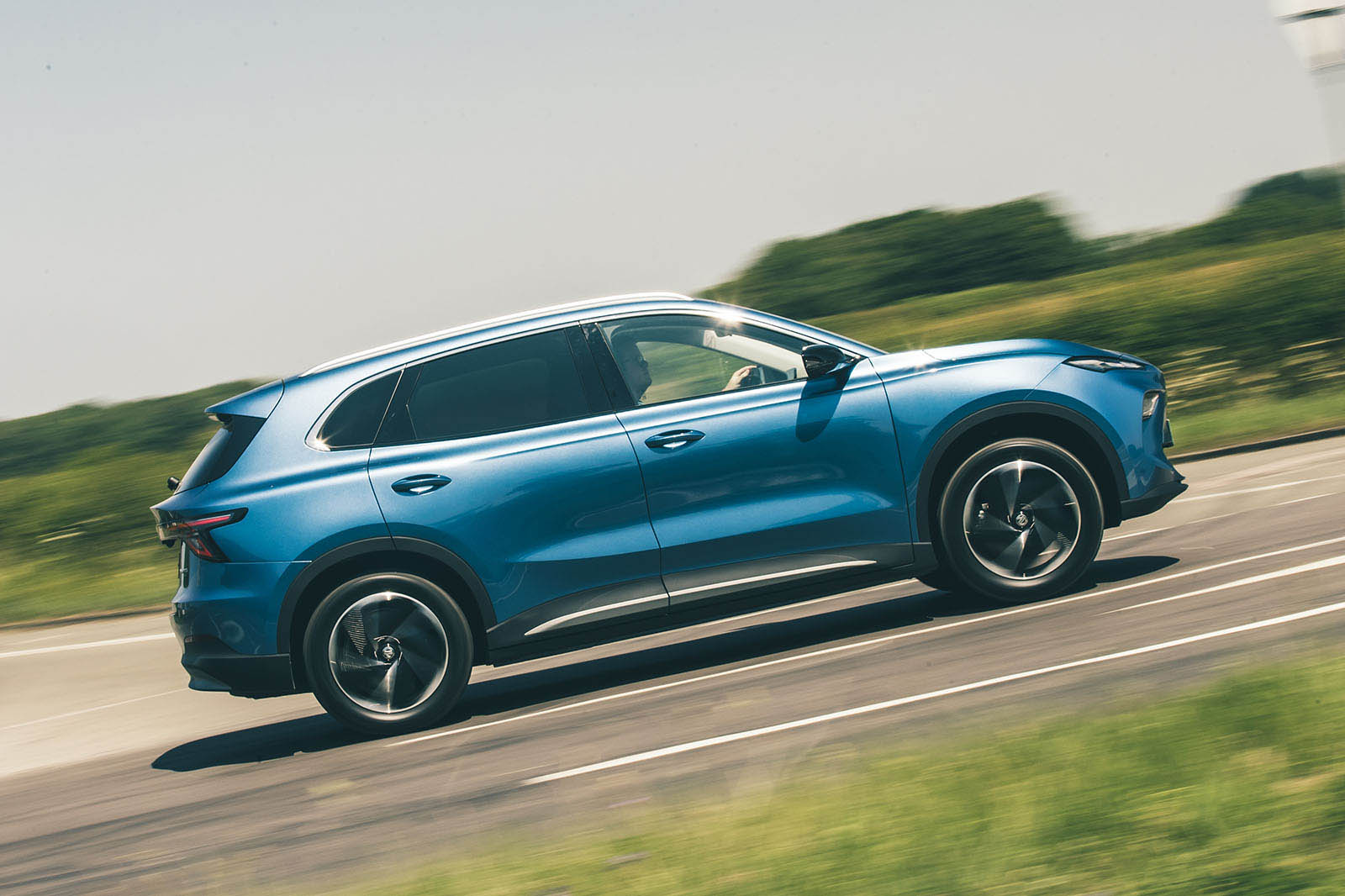 نمای جلو ام جی S5 EV با چراغهای LED