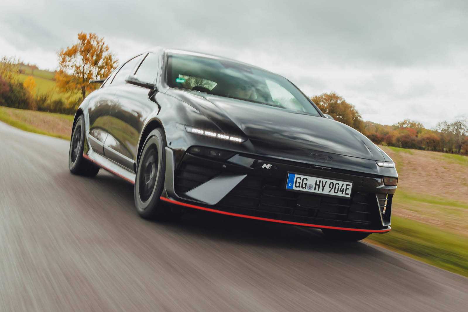 نمای جلو هیوندای آیونیک ۶ N مدل ۲۰۲۵ در رنگ آبی N