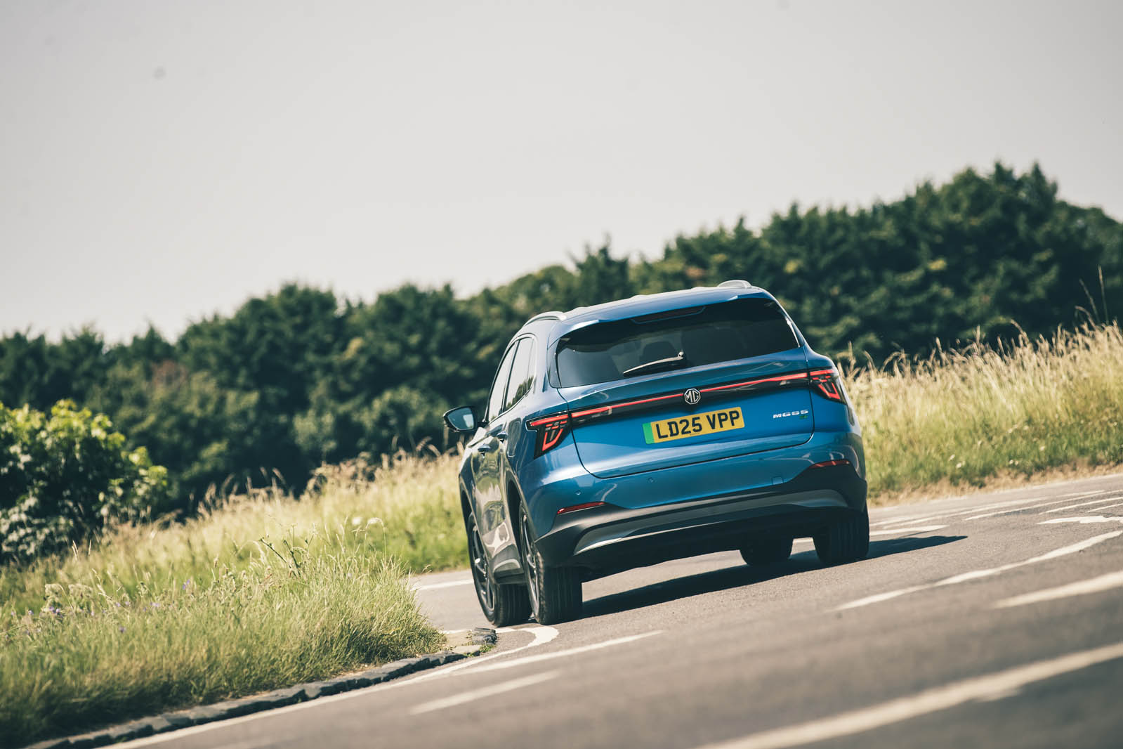 نمای عقب S5 EV با اسپویلر