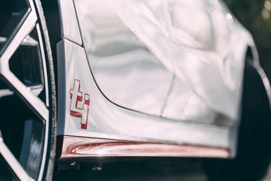 نوارهای قرمز ti روی بدنه بی‌ام‌و 128ti