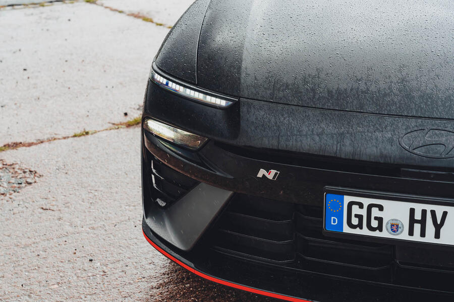 رینگهای ۲۰ اینچی اختصاصی آیونیک ۶ N با لاستیک پیرلی P Zero