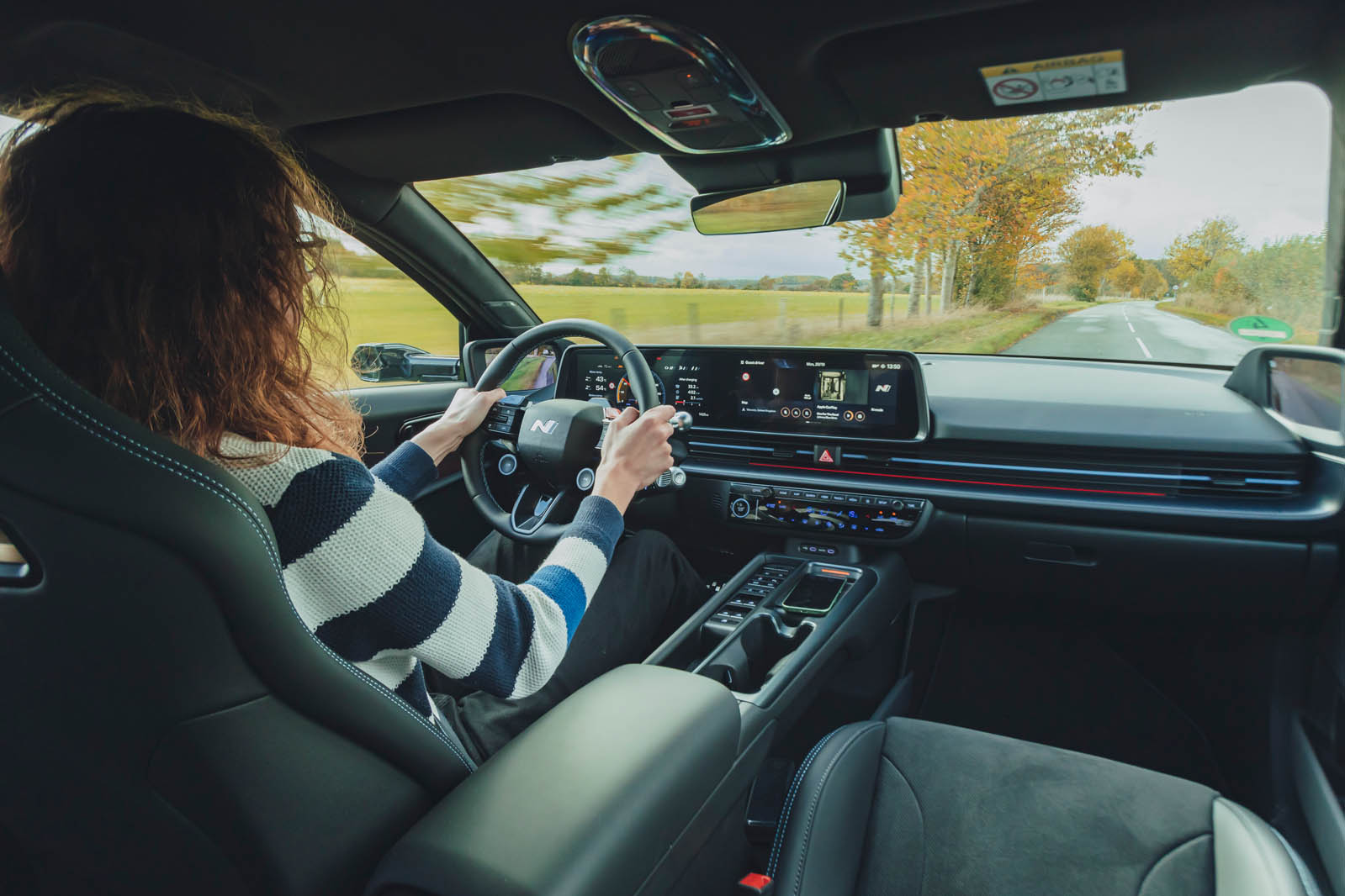 کابین اسپرت آیونیک ۶ N با صندلیهای باکت