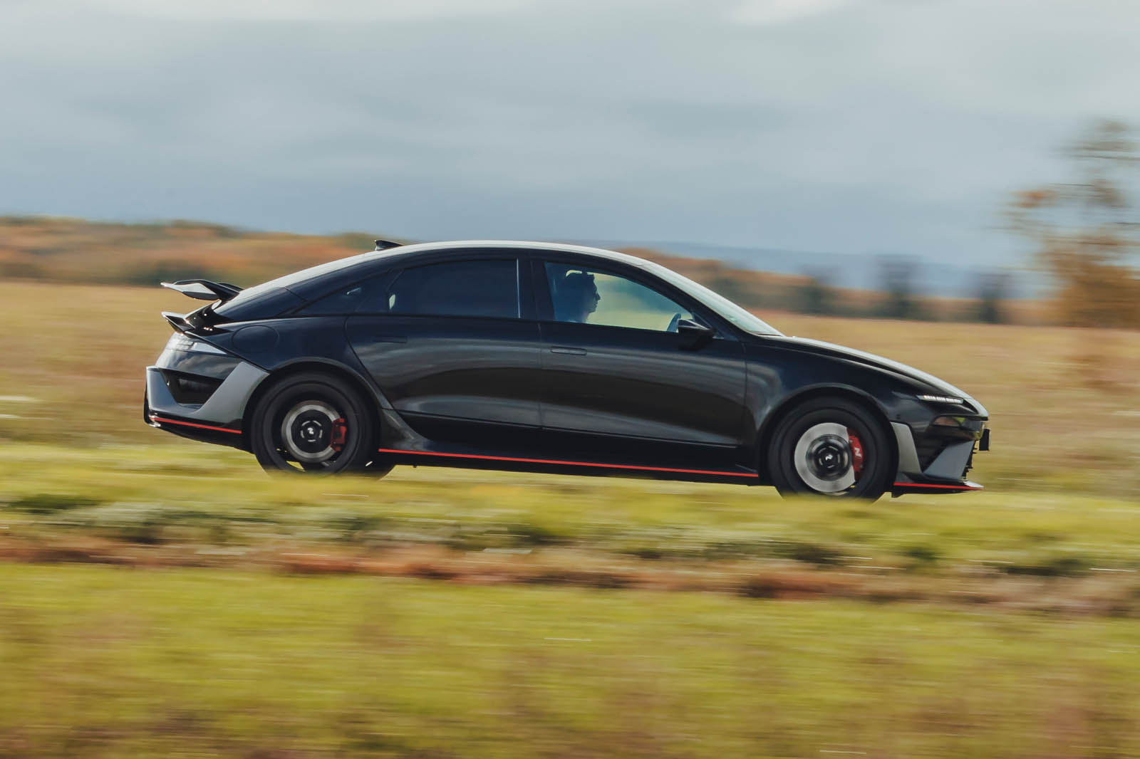 نمای جانبی آیونیک ۶ N با گلگیرهای پهن و اسپویلر بزرگ