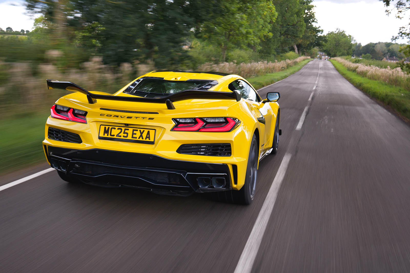 نمای جانبی شورولت کوروت Z06 با پکیج Z07 و رینگ‌های کربن