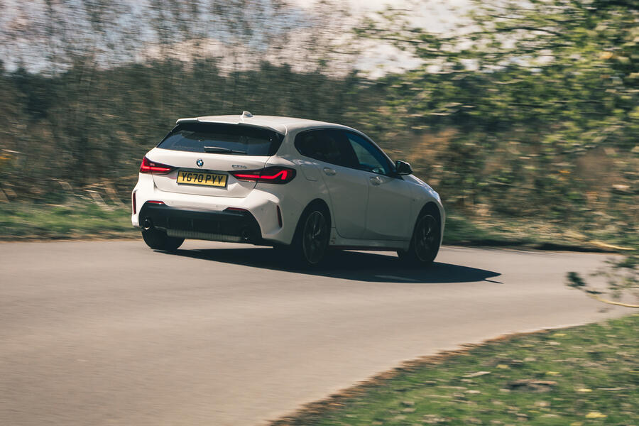 نمای عقب بی‌ام‌و 128ti در جاده