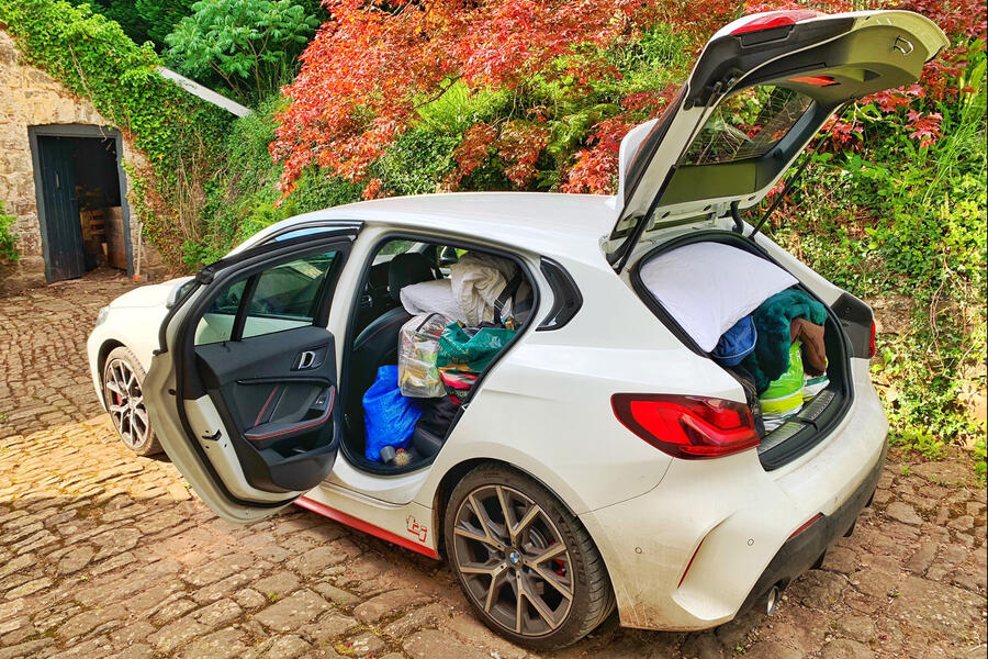 صندوق پر از وسایل دانشجویی در بی‌ام‌و 128ti