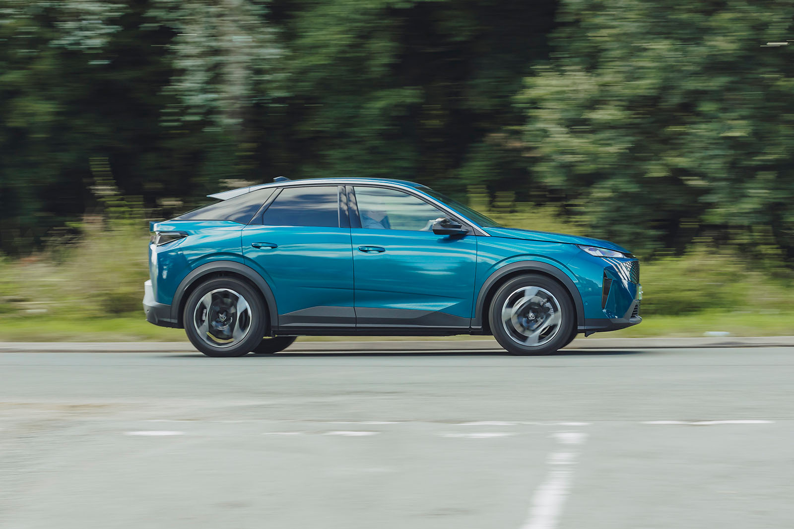 نمای جانبی پژو e-3008 در حال حرکت سریع