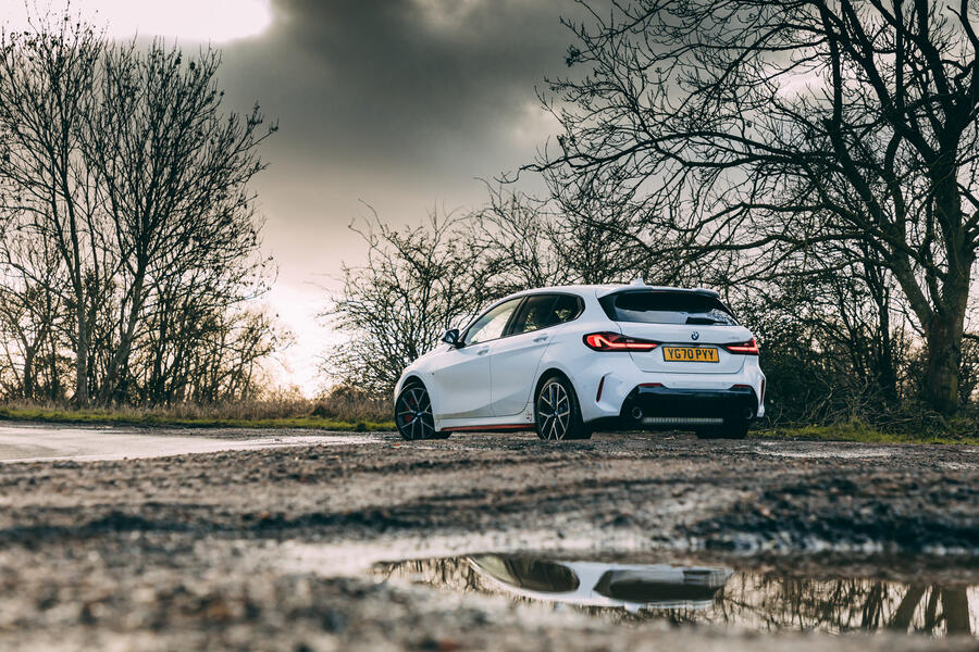 بی‌ام‌و 128ti مدل ۲۰۲۱ در حالت ایستاده