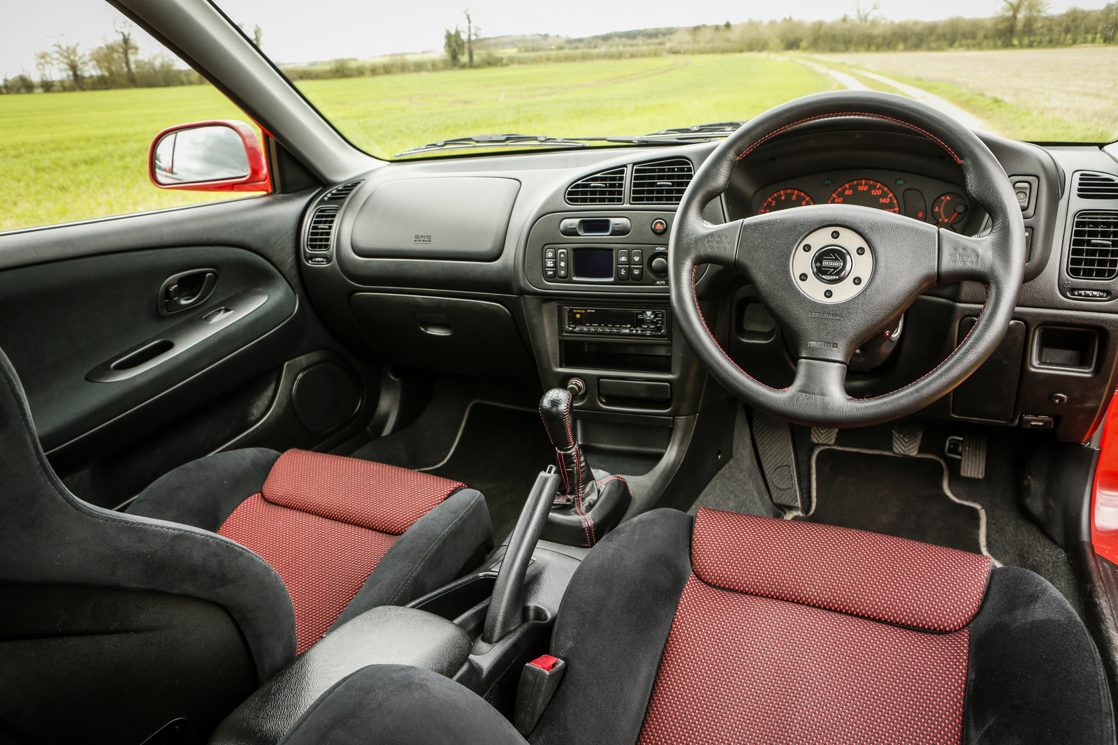 کابین میتسوبیشی لنسر اوولوشن VI با صندلی‌های ریکارو