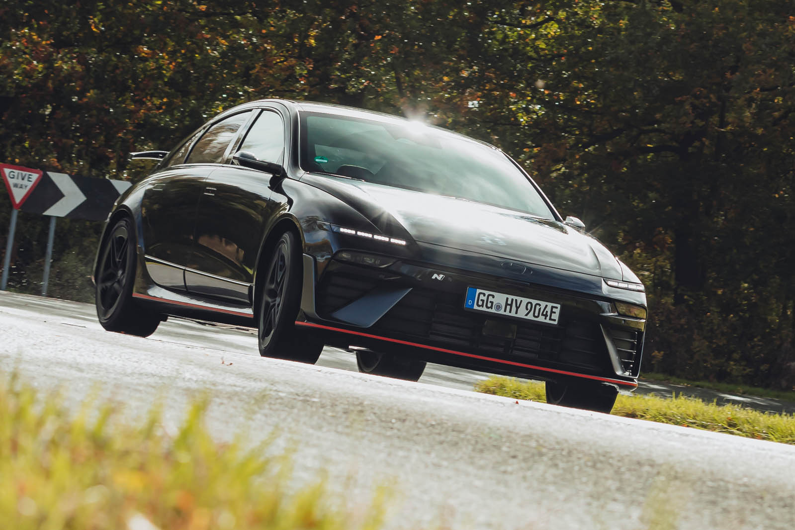 آیونیک ۶ N در حال حرکت در جاده