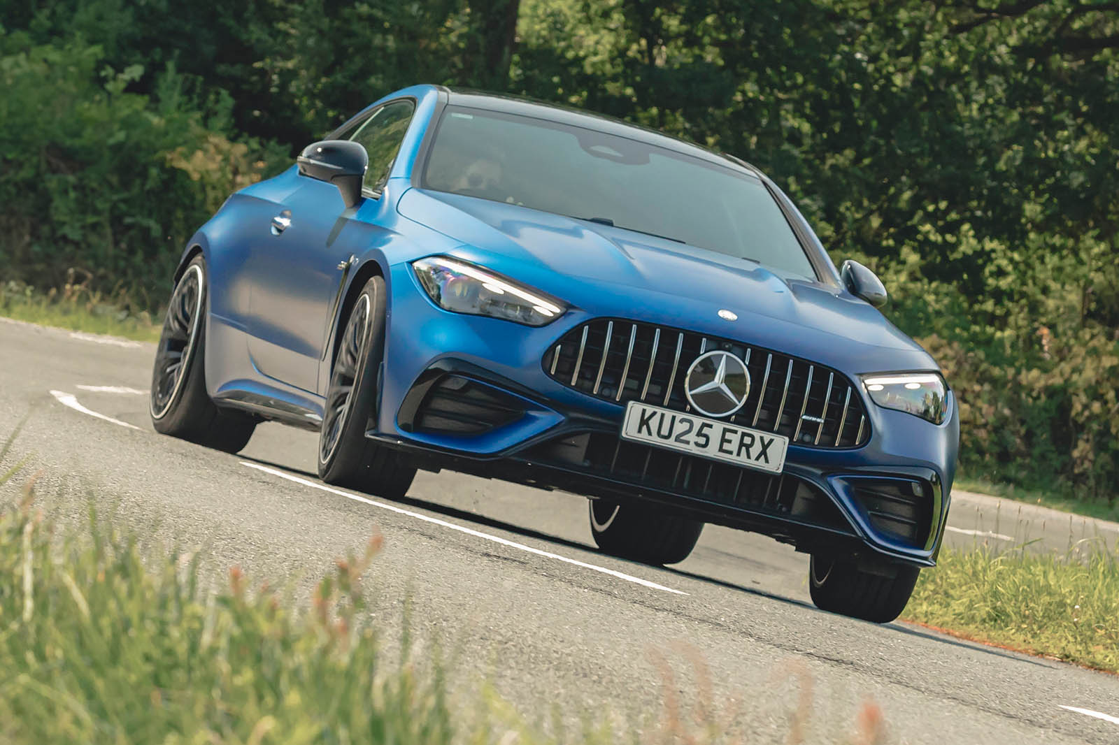 مرسدس AMG CLE 53 در حال پیچیدن از جلو